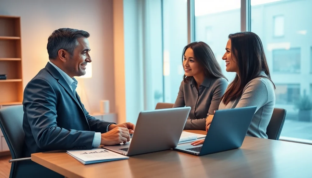 Consulente finanziario professionale che aiuta una coppia a capire come gestire i debiti da prestiti e carte di credito.